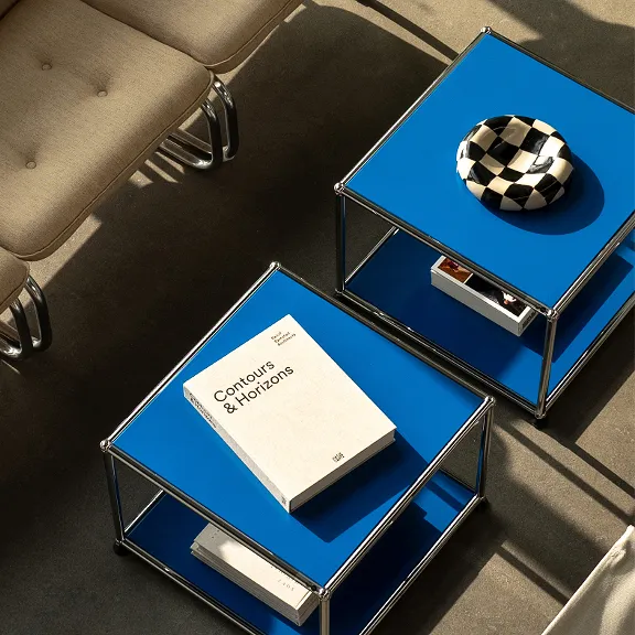 Zwei quadratische USM Haller Beistelltische in der Farbe Enzianblau. 
